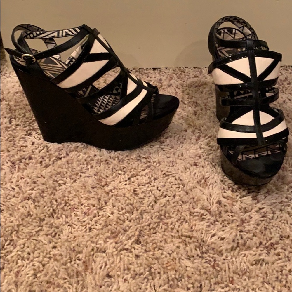Jessica Simpson black and white wedges